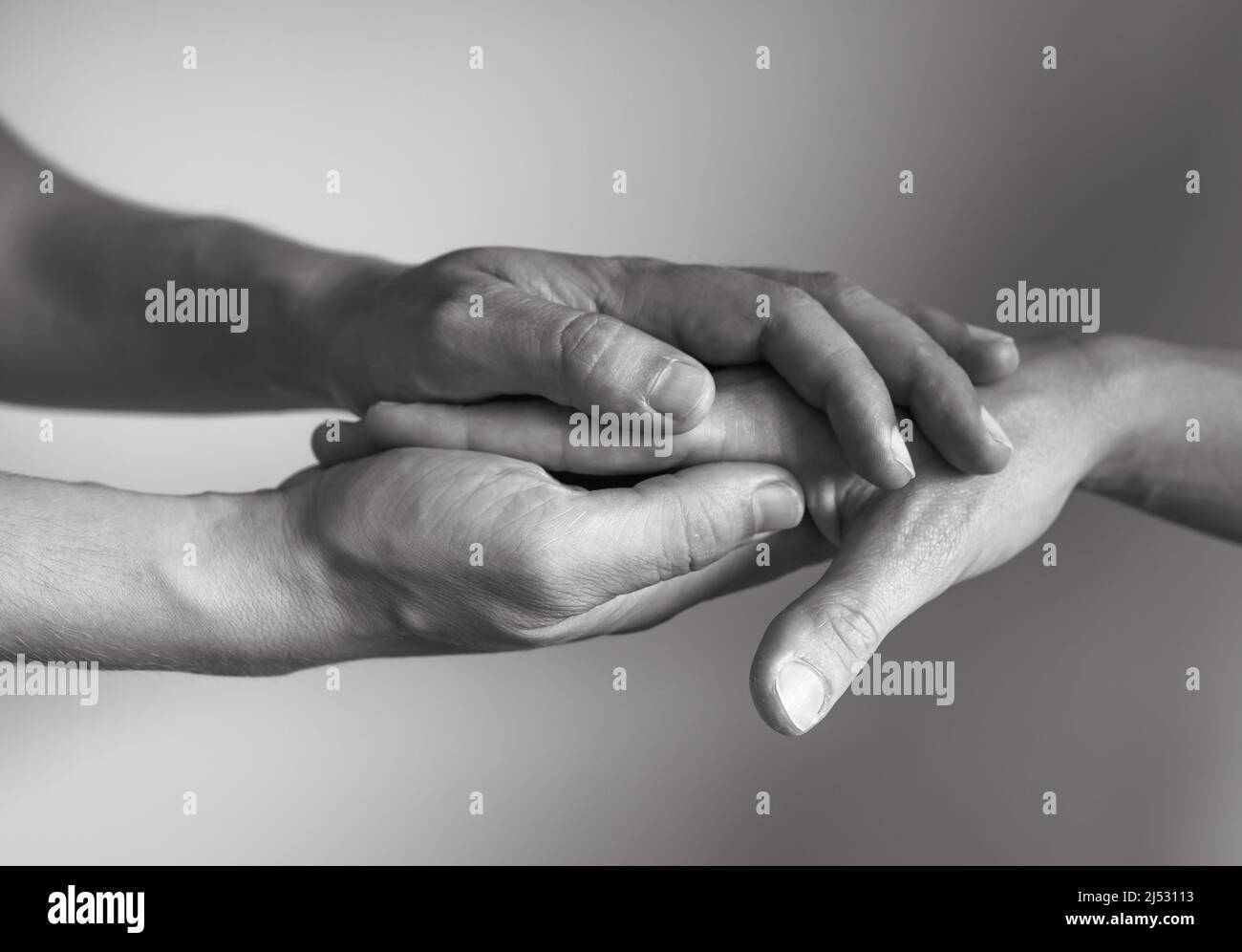 Hand hält eine andere Hand. Menschen helfen und trösten sich gegenseitig Konzept. Stockfoto