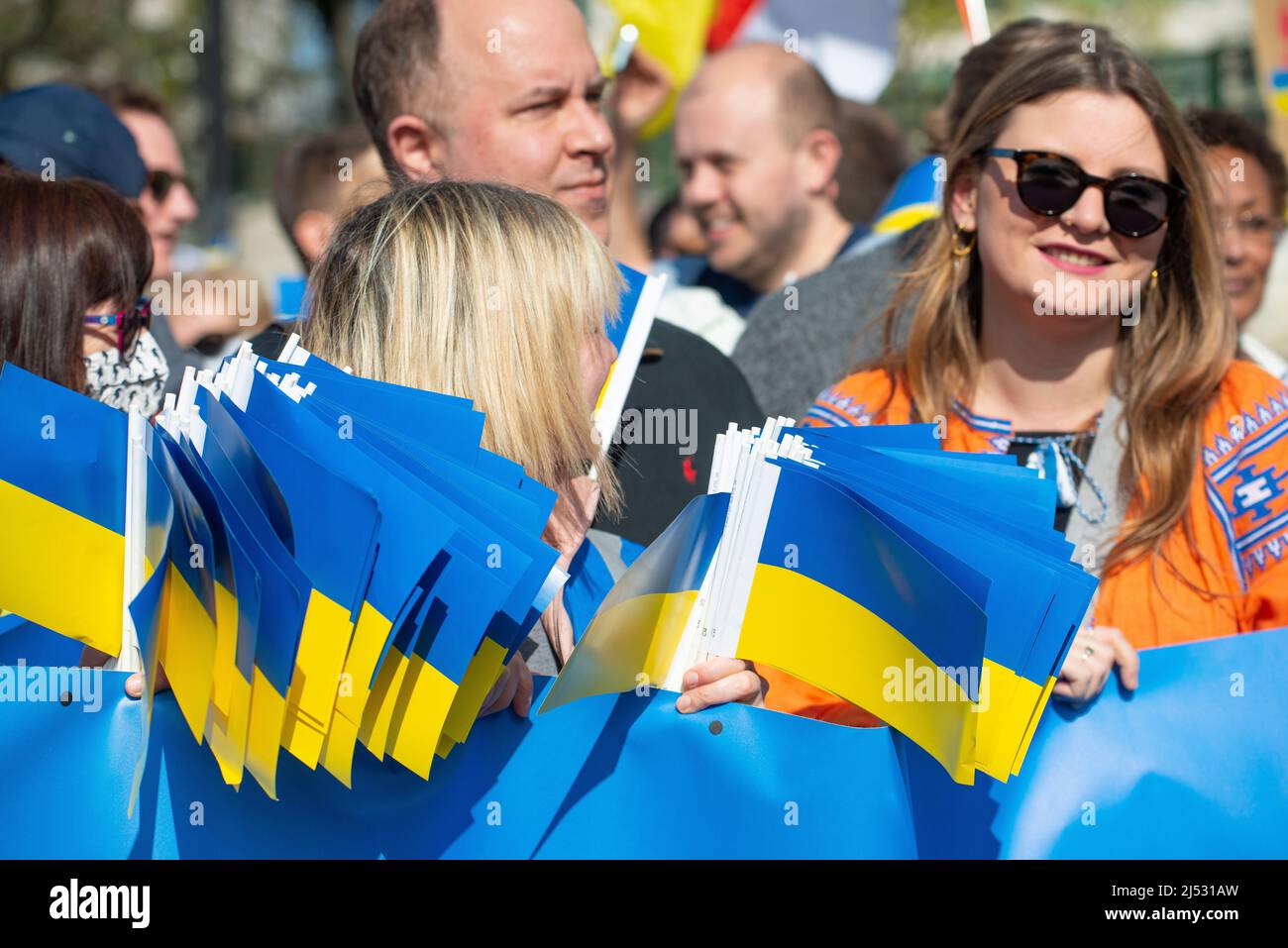 Demonstranten auf den Londoner Ständen bei der Ukraine-Demonstrationskundgebung im Zentrum von London aus Protest gegen die russische Invasion von Präsident Wladimir Putin in der Ukraine. Stockfoto