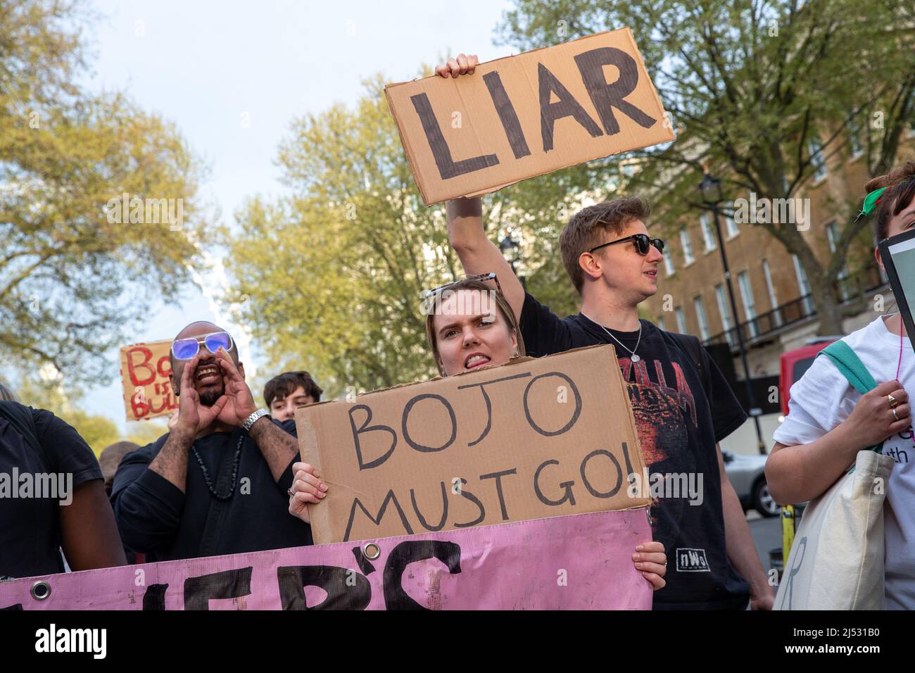 LONDON, 18 2022. APRIL, Protest vor der Downing Street, bei dem der Rücktritt von Premierminister Boris Johnson gefordert wurde. Stockfoto