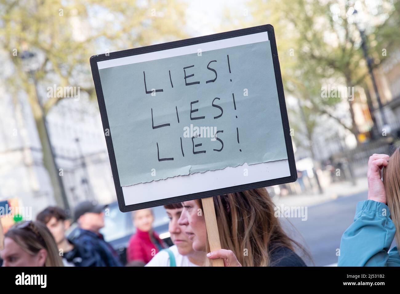 LONDON, 18 2022. APRIL, Protest vor der Downing Street, bei dem der Rücktritt von Premierminister Boris Johnson gefordert wurde. Stockfoto