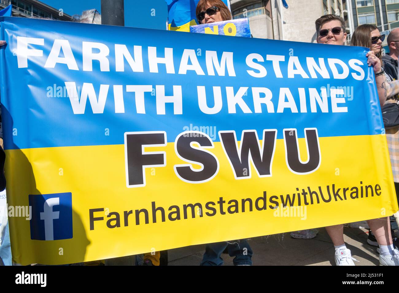 Demonstranten auf den Londoner Ständen bei der Ukraine-Demonstrationskundgebung im Zentrum von London aus Protest gegen die russische Invasion von Präsident Wladimir Putin in der Ukraine. Stockfoto
