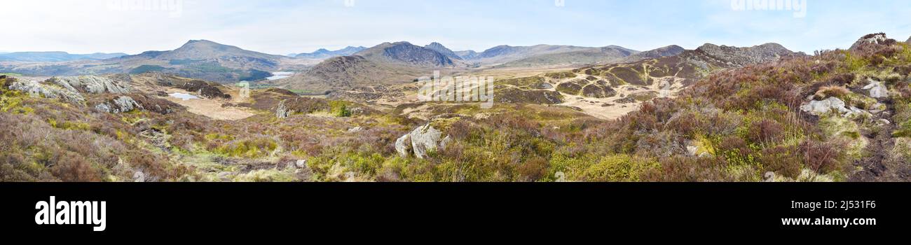 Großes Panorama der Landschaft in Snowdonia, Wales, Großbritannien. Der Hintergrund umfasst Mt Snowdon, Y Lliwedd, Crib y Ddygl, Crib Goch und Glyder Fawr. Stockfoto