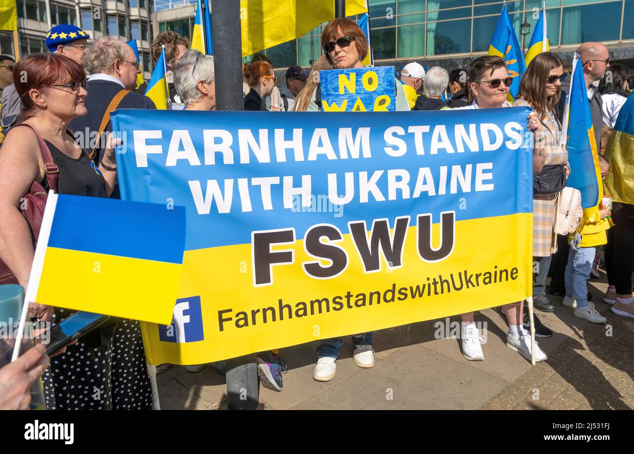 Demonstranten auf den Londoner Ständen bei der Ukraine-Demonstrationskundgebung im Zentrum von London aus Protest gegen die russische Invasion von Präsident Wladimir Putin in der Ukraine. Stockfoto