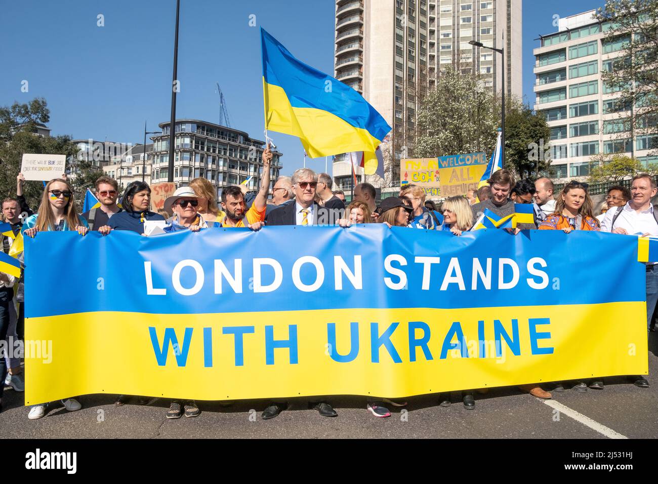 Demonstranten auf den Londoner Ständen bei der Ukraine-Demonstrationskundgebung im Zentrum von London aus Protest gegen die russische Invasion von Präsident Wladimir Putin in der Ukraine. Stockfoto