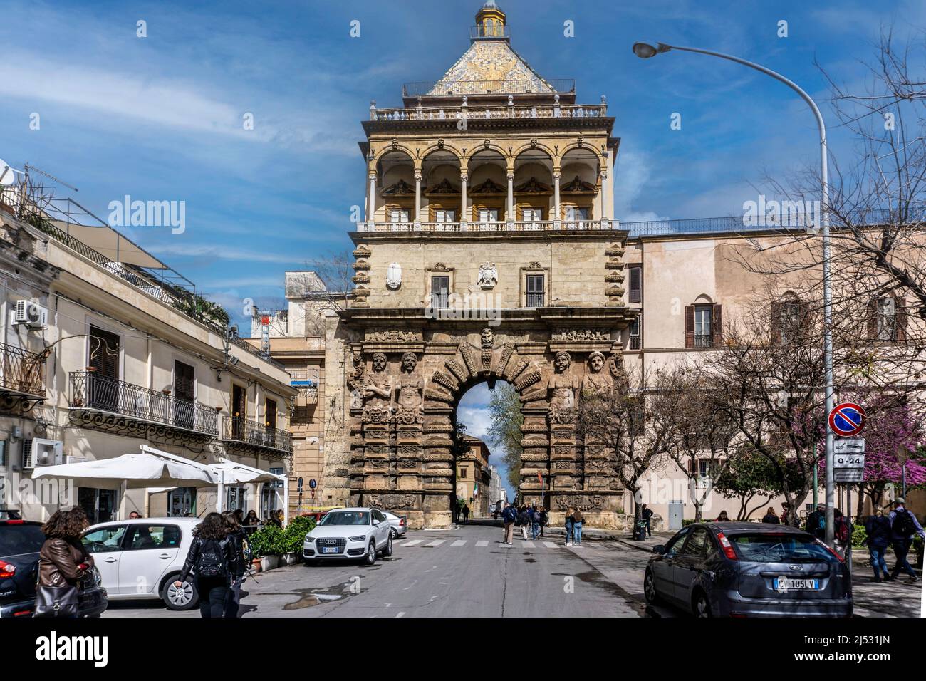 Das Eingangstor zum Königspalast in Palermo, Sizilien, Italien. Stockfoto