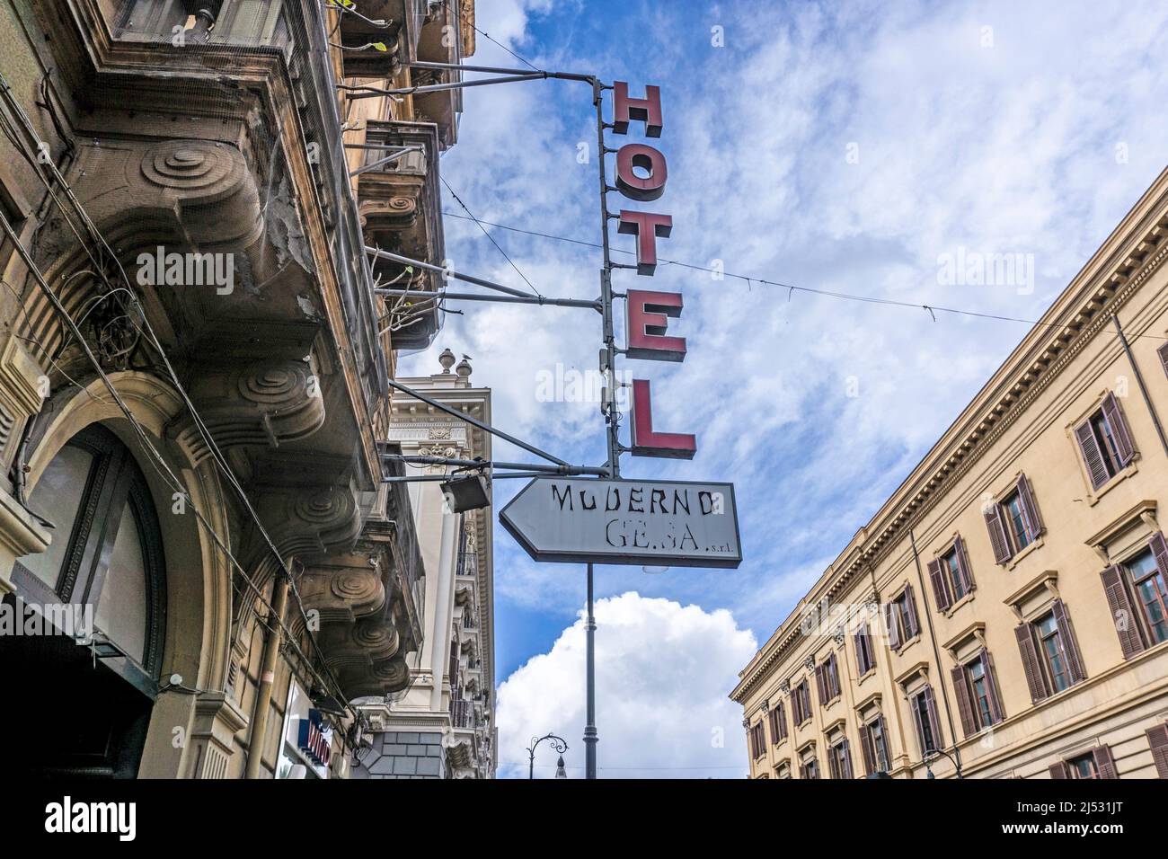 Ein Schild für Hotel Moderna Gesa, Palermo, Sizilien, Italien. Ein 2-Sterne-Hotel in der Nähe der historischen Zentren von Interesse in Palermo. Stockfoto
