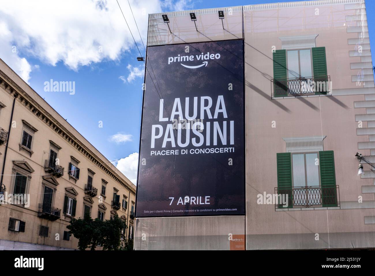 Ein großes Schild auf einem Gebäude in Palermo, Sizilien, Italien für ein Konzert auf Amazon Prime für Laura Pausini, die italienische Sängerin. Stockfoto