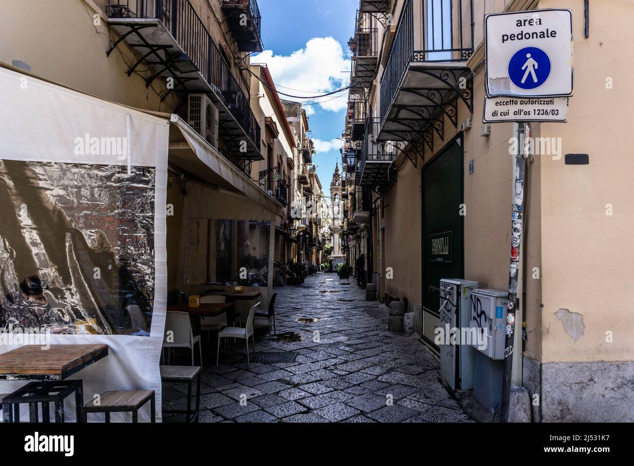Eine kleine schmale Straße vor der Piazza Verdi in Palermo, Sizilien, Italien. Stockfoto