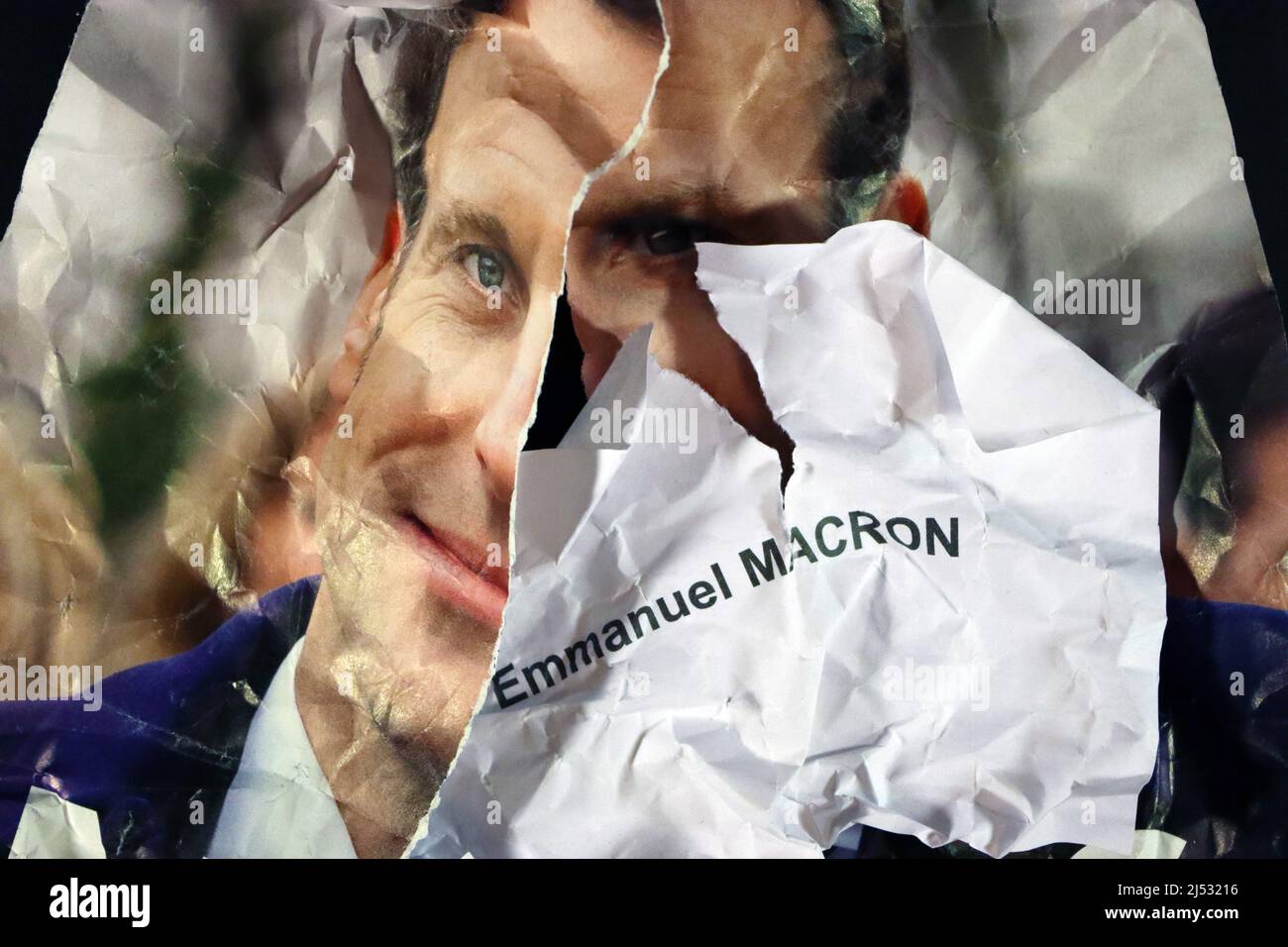 Wahlkampfplakat und Stimmzettel des französischen Präsidentschaftskandidaten Emmanuel Macron zerrissen, zerrissen. Plakat im Müll.MACRON besiegt Stockfoto