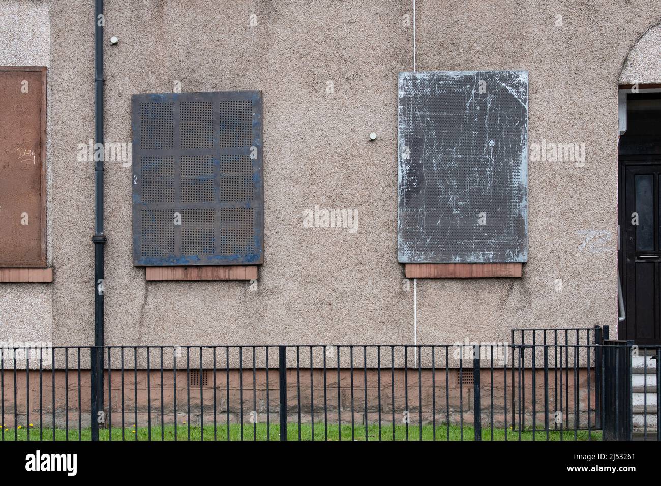 Leeres Grundstück mit Stahlwänden über den Fenstern - Possilpark, Schottland, Großbritannien Stockfoto