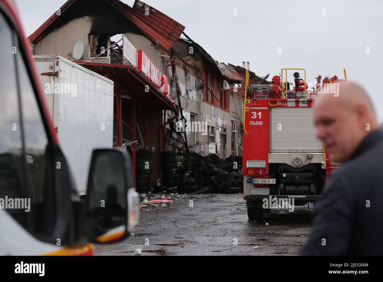 Non Exclusive: LVIV, UKRAINE - 18. APRIL 2022 - Ein Feuerwehrauto wird während einer Reaktion auf einen russischen Raketenangriff auf ein Auto-Reparatur-Sho gesehen Stockfoto