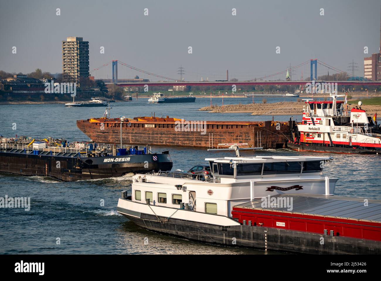 Frachtschiffe auf dem Rhein bei Duisburg, Schubschiff, Tanker, HGK, hinter der Friedrich-Ebert-Brücke, Ruhrort, NRW, Deutschland, Stockfoto