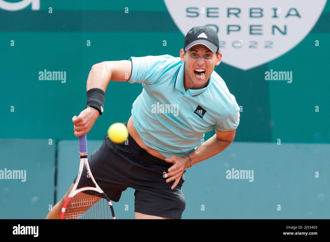 Belgrad, Serbien, 19.. April 2022. Dominic Thiem von Österreich dient gegen John Millman von Australien während des zweiten Tages des Serbia Open ATP 250 Turniers während des zweiten Tages des Serbia Open ATP 250 Turniers im Novak Tennis Center in Belgrad, Serbien. 19. April 2022. Kredit: Nikola Krstic/Alamy Stockfoto