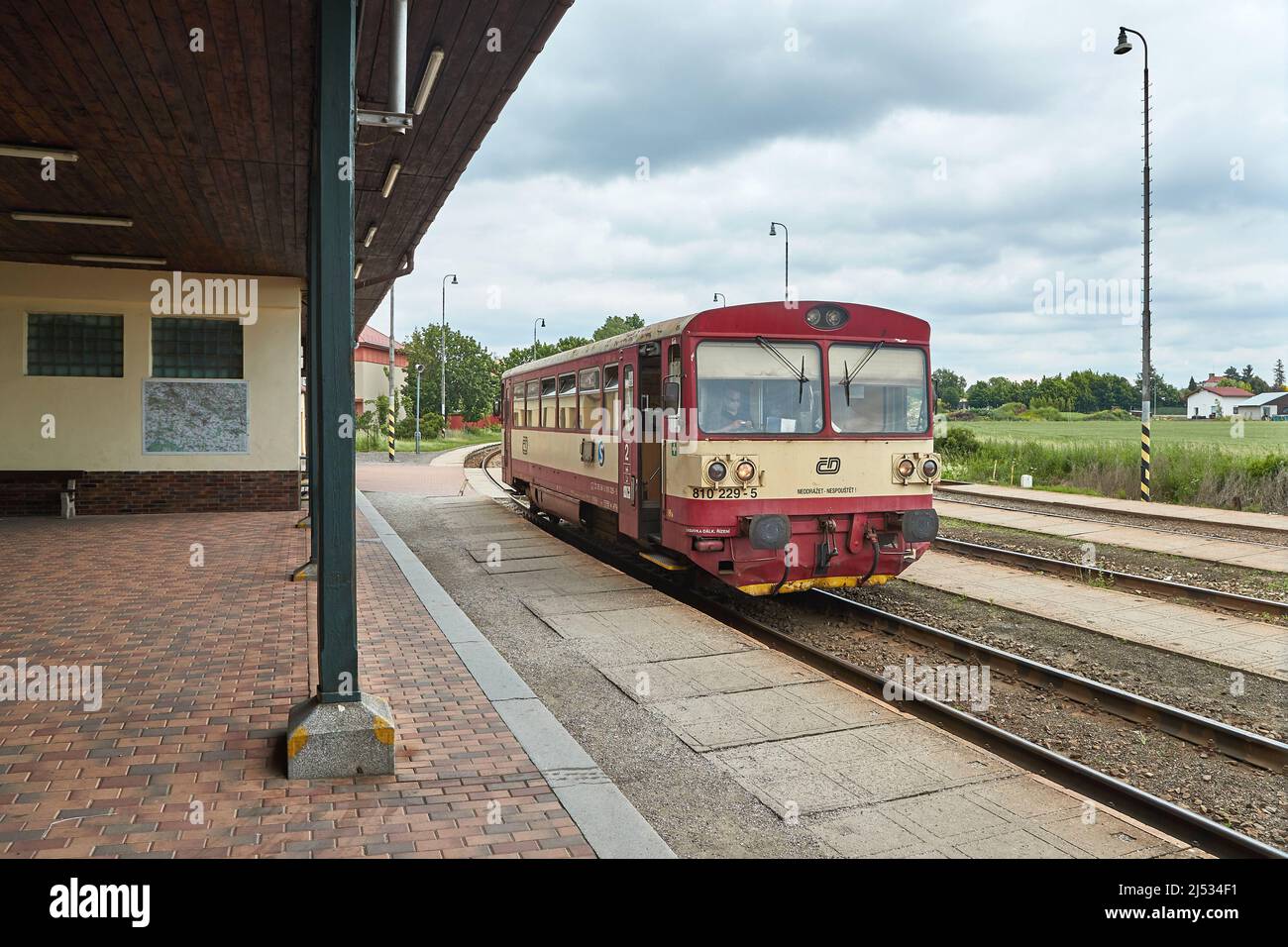 Bahnhof und kleiner Zug in Jicin, Tschechien Stockfoto