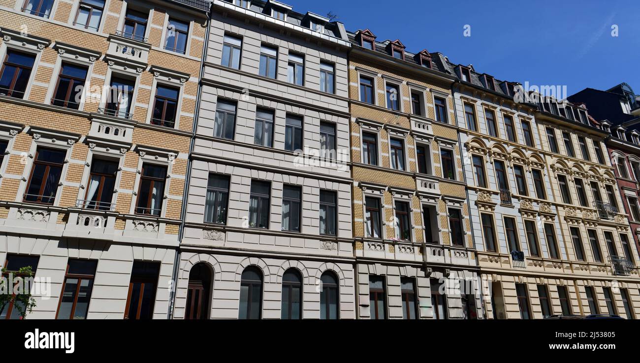 Historische Stadthäuser aus dem späten 20.. Jahrhundert im Kölner Studentenviertel Stockfoto