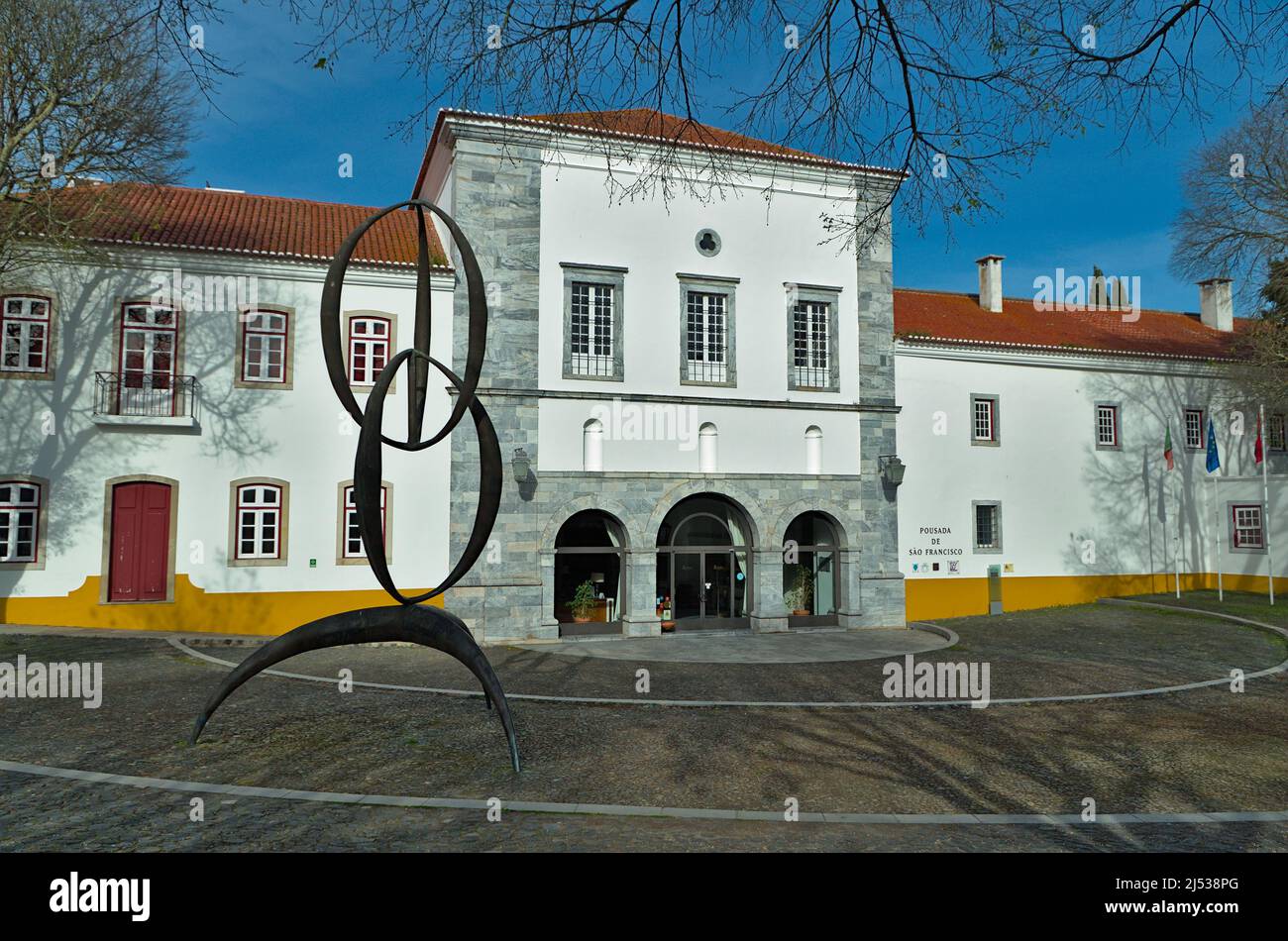 Pousada do Convento de Beja und Denkmal für den unbekannten politischen Gefangenen vom Künstler Jorge Vieira. Beja, Alentejo, Portugal Stockfoto