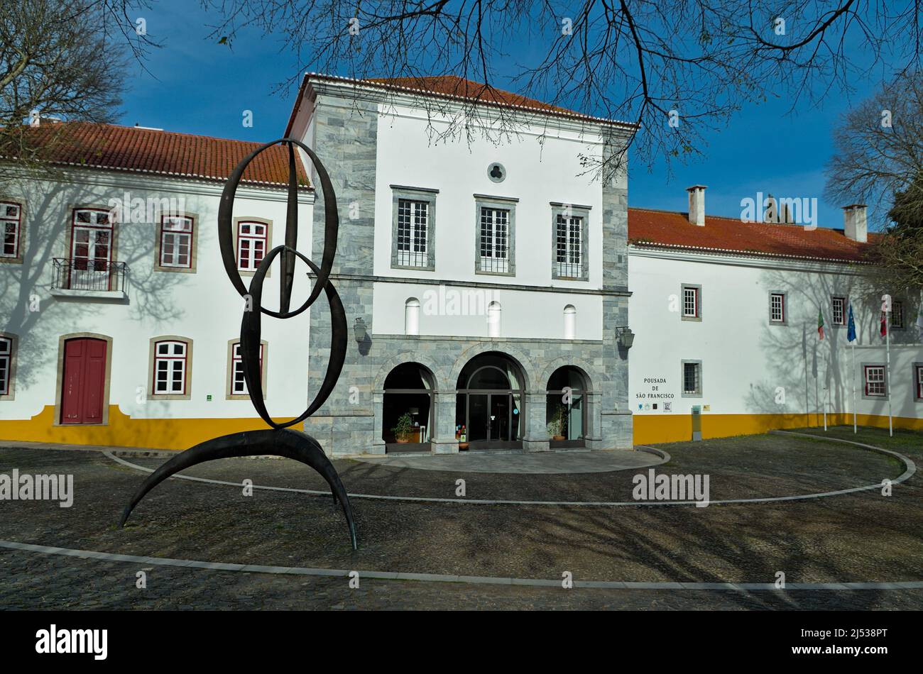 Pousada do Convento de Beja und Denkmal für den unbekannten politischen Gefangenen vom Künstler Jorge Vieira. Beja, Alentejo, Portugal Stockfoto