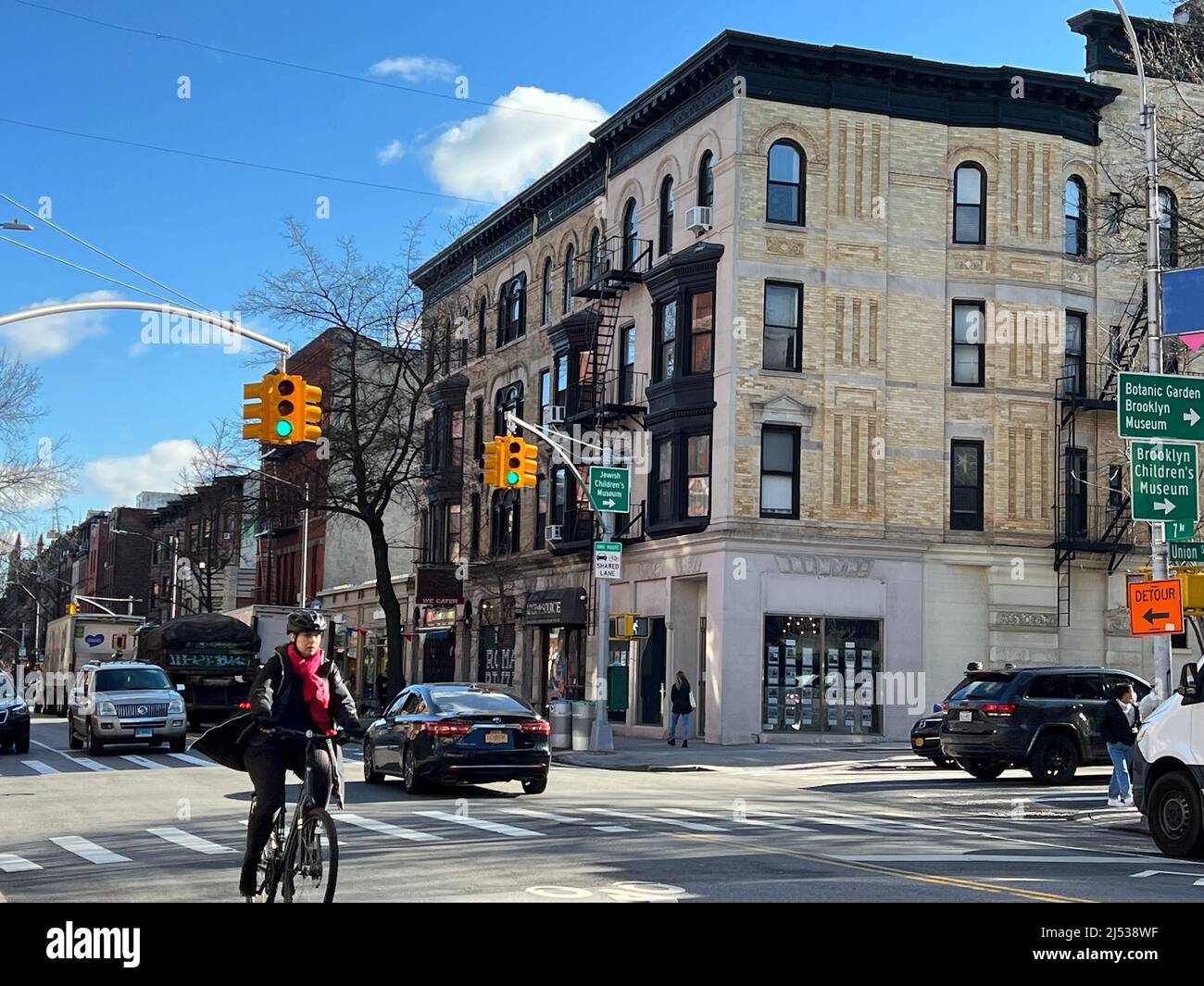 Unternehmen und alte, begehbare Wohngebäude entlang der 7. Avenue an der Union Street im Park Slope-Viertel von Brooklyn, New York. Stockfoto