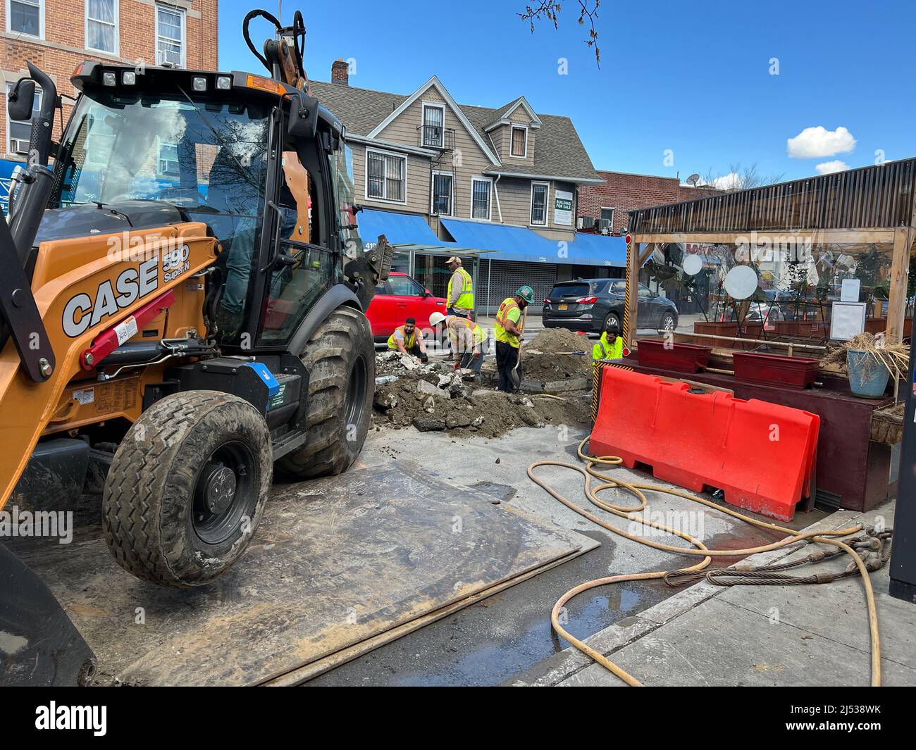 Arbeiter, die eine schwere Infrastruktur leisten, arbeiten unter der Straße entlang der Church Avenue im Stadtteil Kensington in Brooklyn, New York Stockfoto