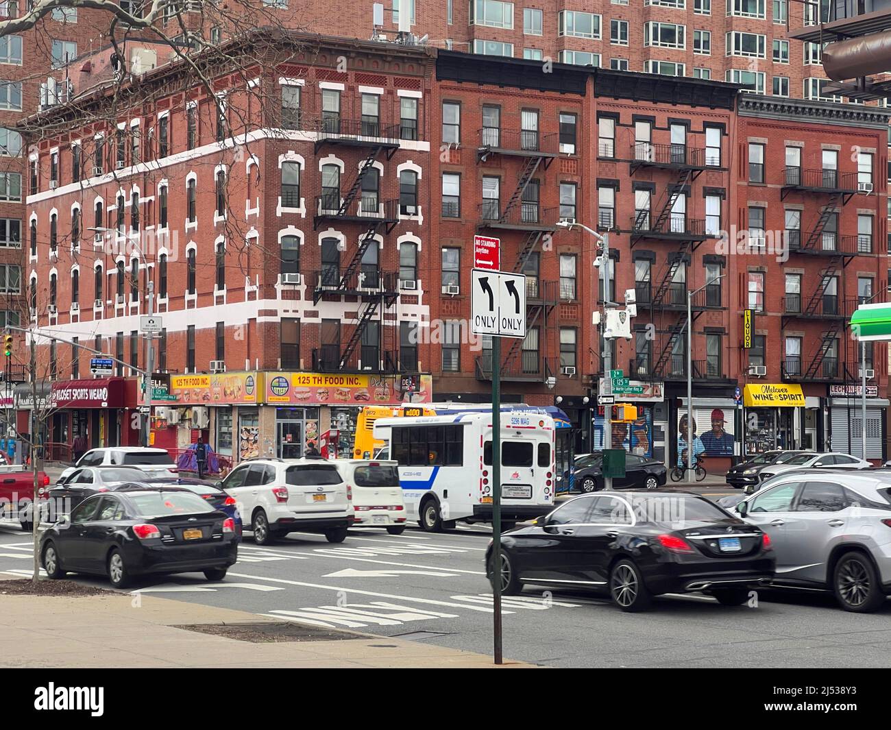 Klassische Harlem-Gebäude in der 125. Street und 2. Avenue in New York City. Stockfoto