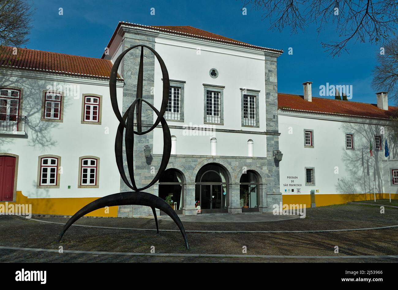 Pousada do Convento de Beja und Denkmal für den unbekannten politischen Gefangenen vom Künstler Jorge Vieira. Beja, Alentejo, Portugal Stockfoto