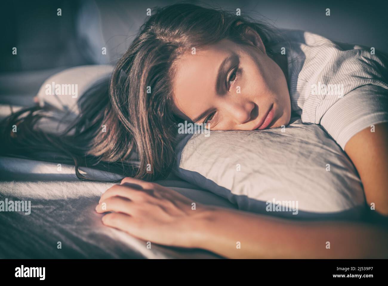 Deprimiert traurig Mädchen kann nicht spät in der Nacht müde schlafen. Asiatische Frau im Bett liegend wach spät in der Nacht mit Schlaflosigkeit, krank mit Grippe-Fieber kalt, oder Stockfoto