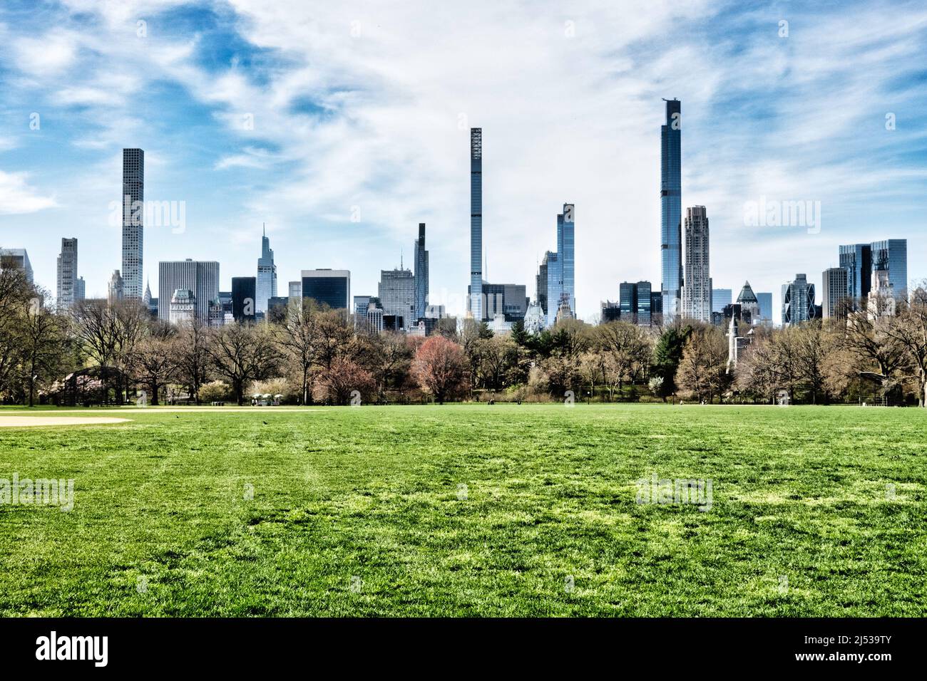 Der Great Lawn im Central Park blickt auf die Supertalls in Midtown Manhattan, New York City, USA 2022 Stockfoto