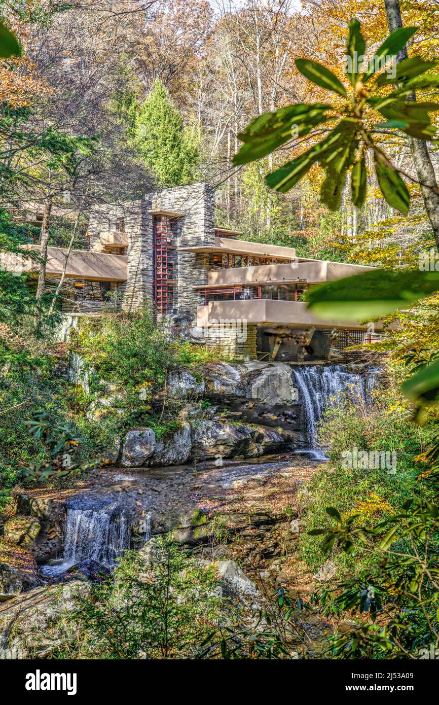 Ein Blick auf Frank Lloyd Wrights fallendes Wasser vom View on the Lower Bear Run Trail in Mill Run, Pennsylvania. Stockfoto