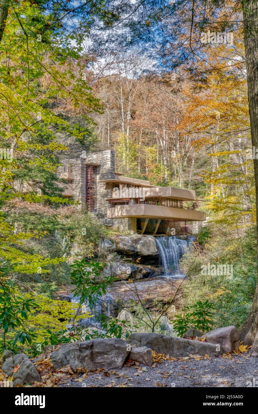 Ein Blick auf Frank Lloyd Wrights fallendes Wasser vom View on the Lower Bear Run Trail in Mill Run, Pennsylvania. Stockfoto