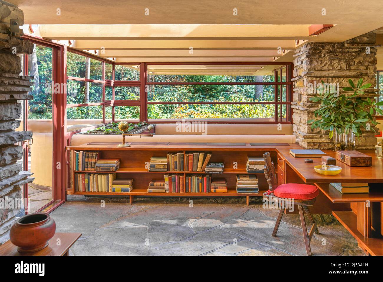 Ein Teil des Wohnzimmers von Frank Lloyd Wrights fallendem Wasser in Mill Run, Pennsylvania. Stockfoto