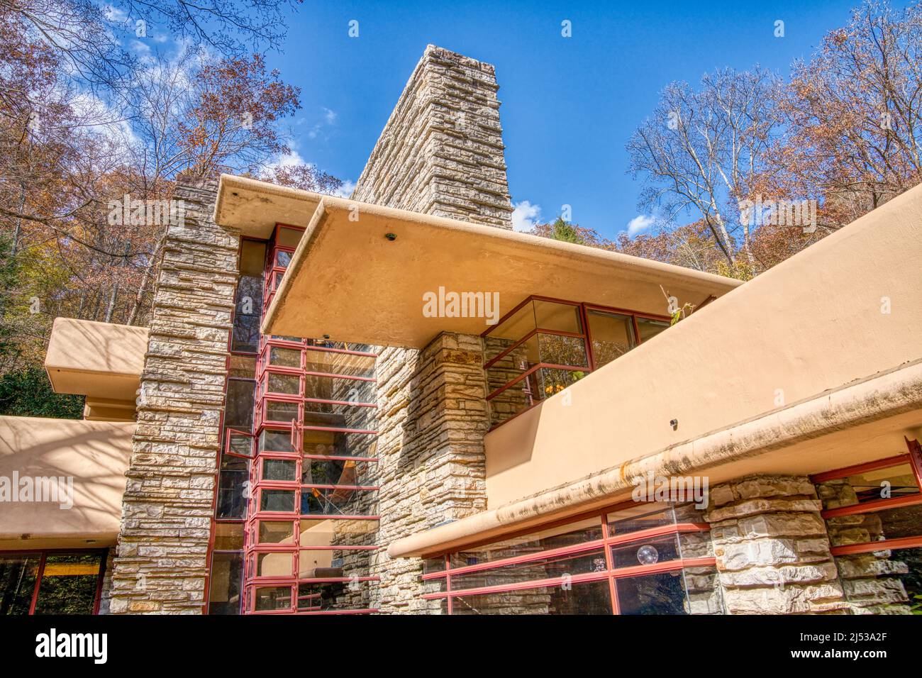 Frank Lloyd Wrights fallendes Wasser von einer seiner Terrassen in Mill Run, Pennsylvania, aus gesehen. Stockfoto