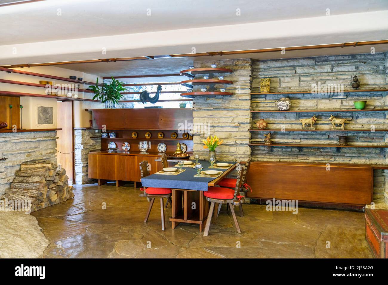 Der Speisesaal von Frank Lloyd Wrights fallendem Wasser in Mill Run, Pennsylvania. Stockfoto