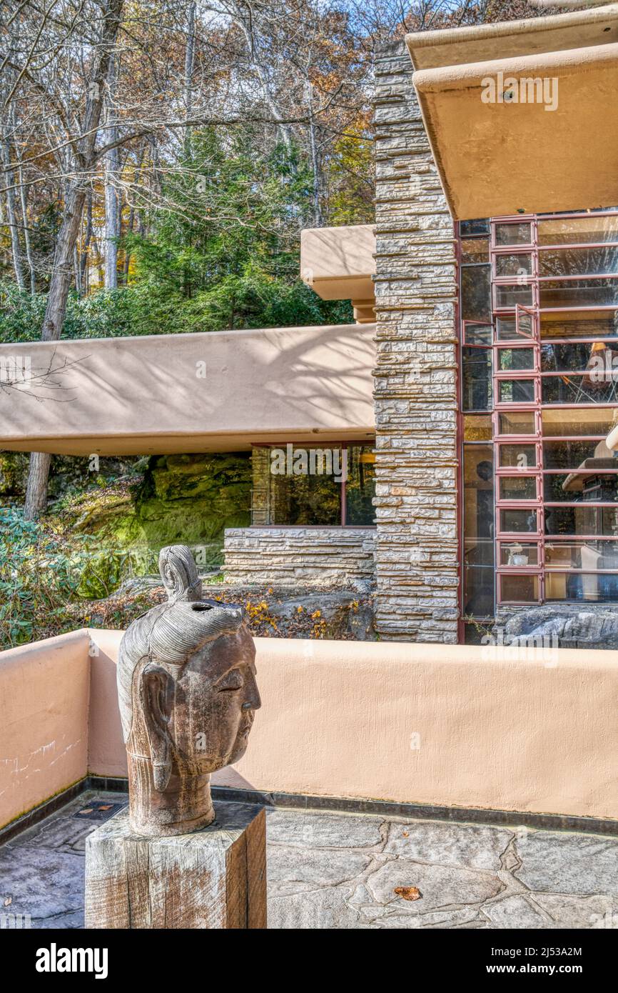 Eine untere Terrasse mit der großen Buddha Head Skulptur bei Frank Lloyd Wrights Falling Water in Mill Run, Pennsylvania. Stockfoto