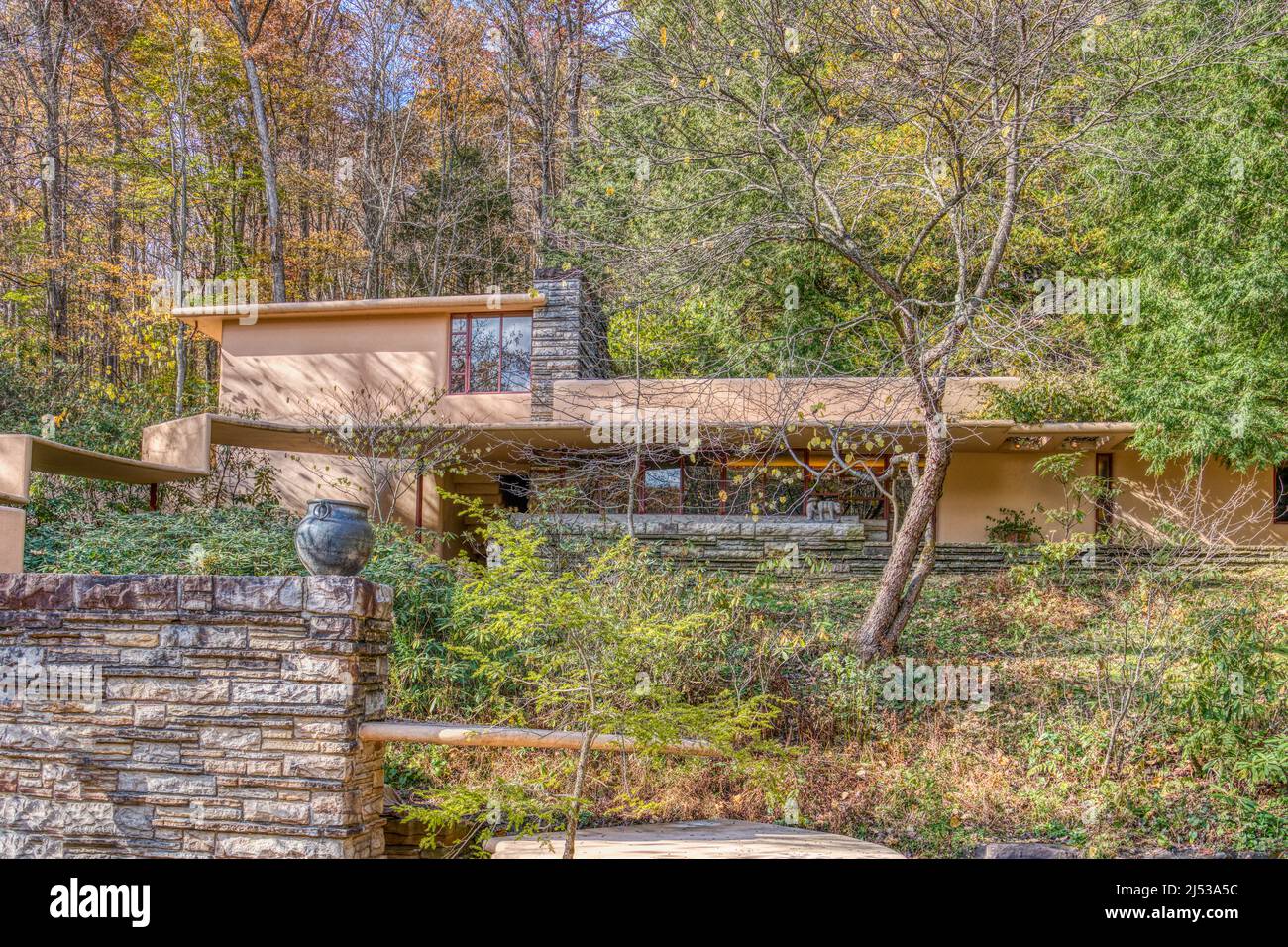 Das Gästehaus von Frank Lloyd Wrights Falling Water in Mill Run, Pennsylvania. Stockfoto