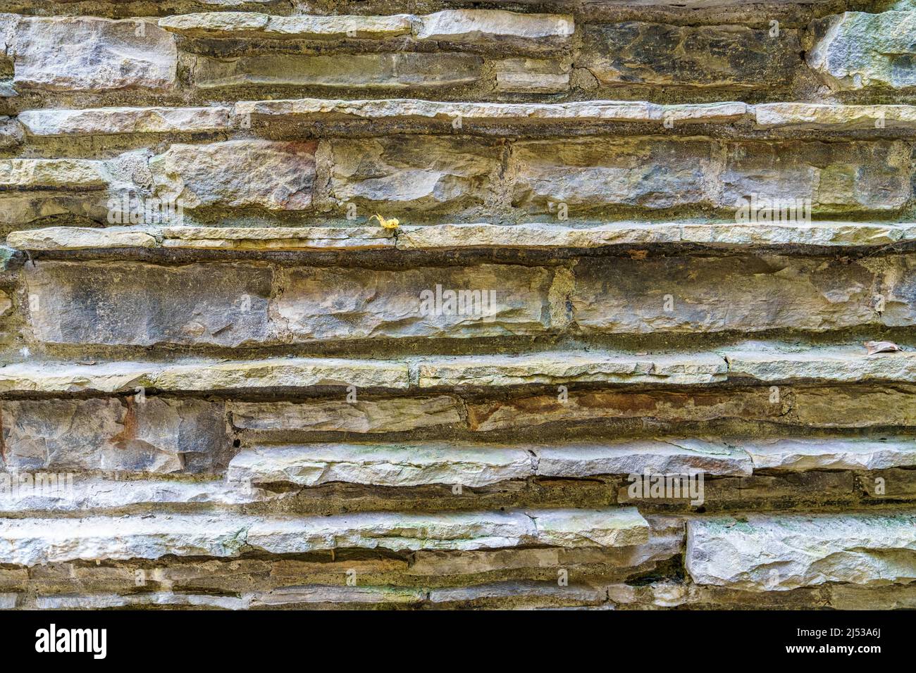 Detail der Steinwandkonstruktion von Frank Lloyd Wrights Falling Water in Mill Run, Pennsylvania. Stockfoto