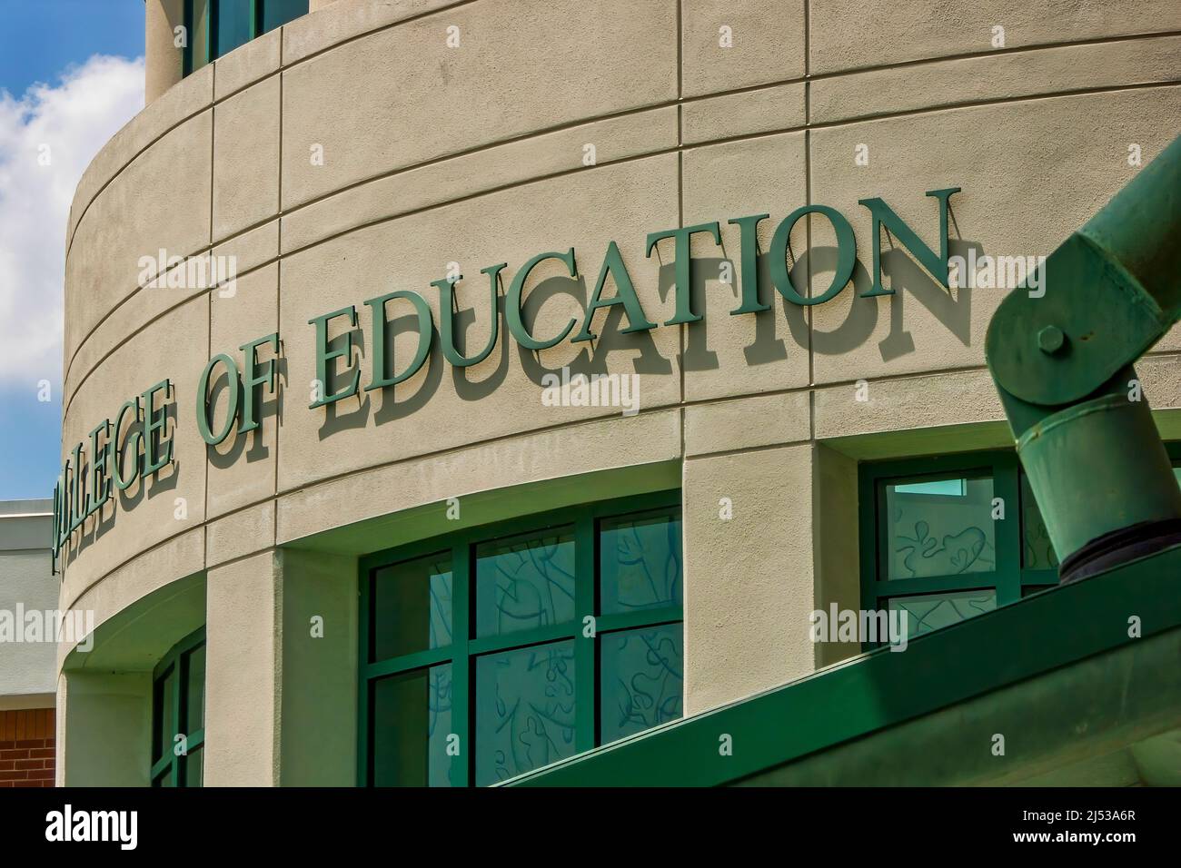 Der erhöhte Schriftzug auf dem College of Education bildet einen natürlichen Schlagschatten an der University of South Florida in Tampa, Florida. Stockfoto