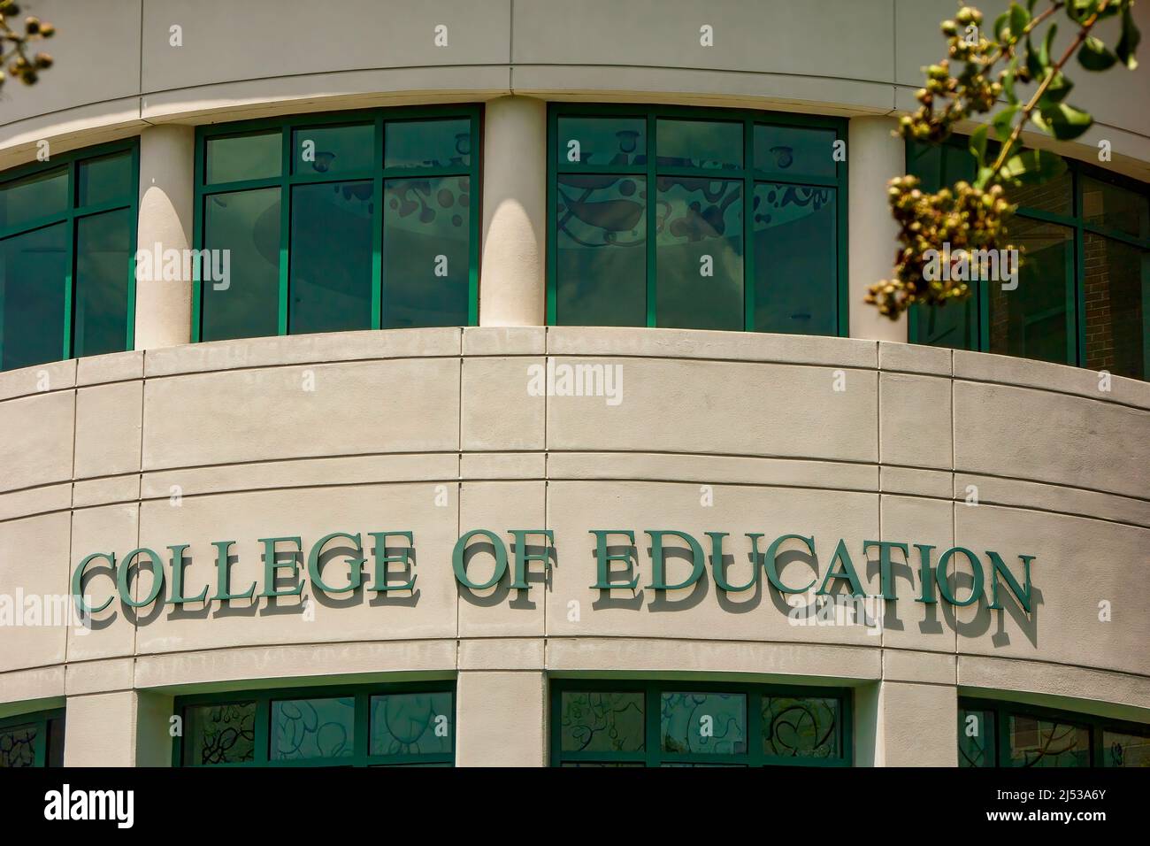 Der erhöhte Schriftzug auf dem College of Education bildet einen natürlichen Schlagschatten an der University of South Florida in Tampa, Florida. Stockfoto