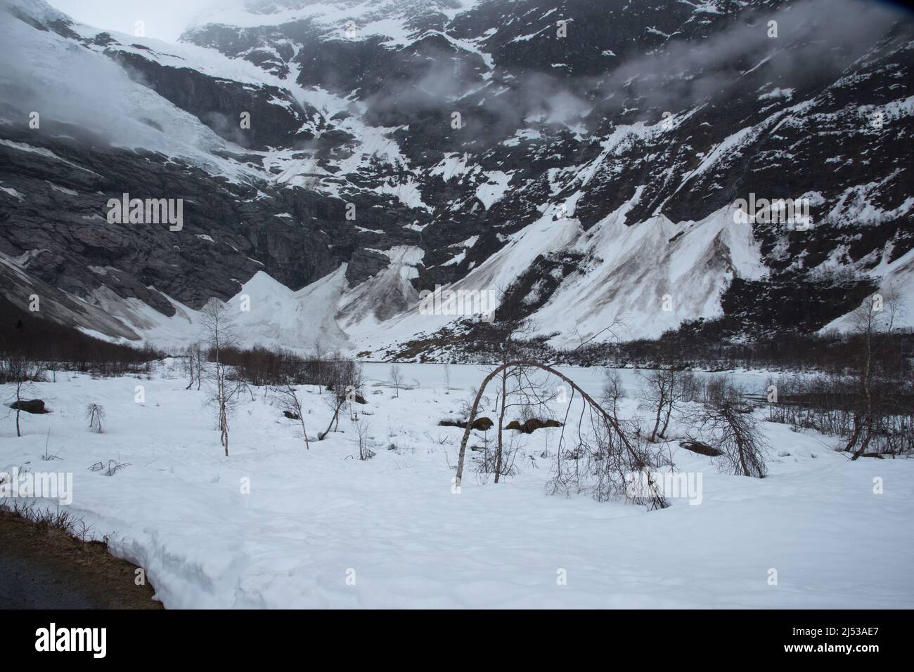 Bøyabreen ist ein Gletscherarm, der aus dem größten kontinentalen GletscherJostedalsbreen und dem Jostedalsbreen-Nationalpark in Norwegen abfliesst Stockfoto