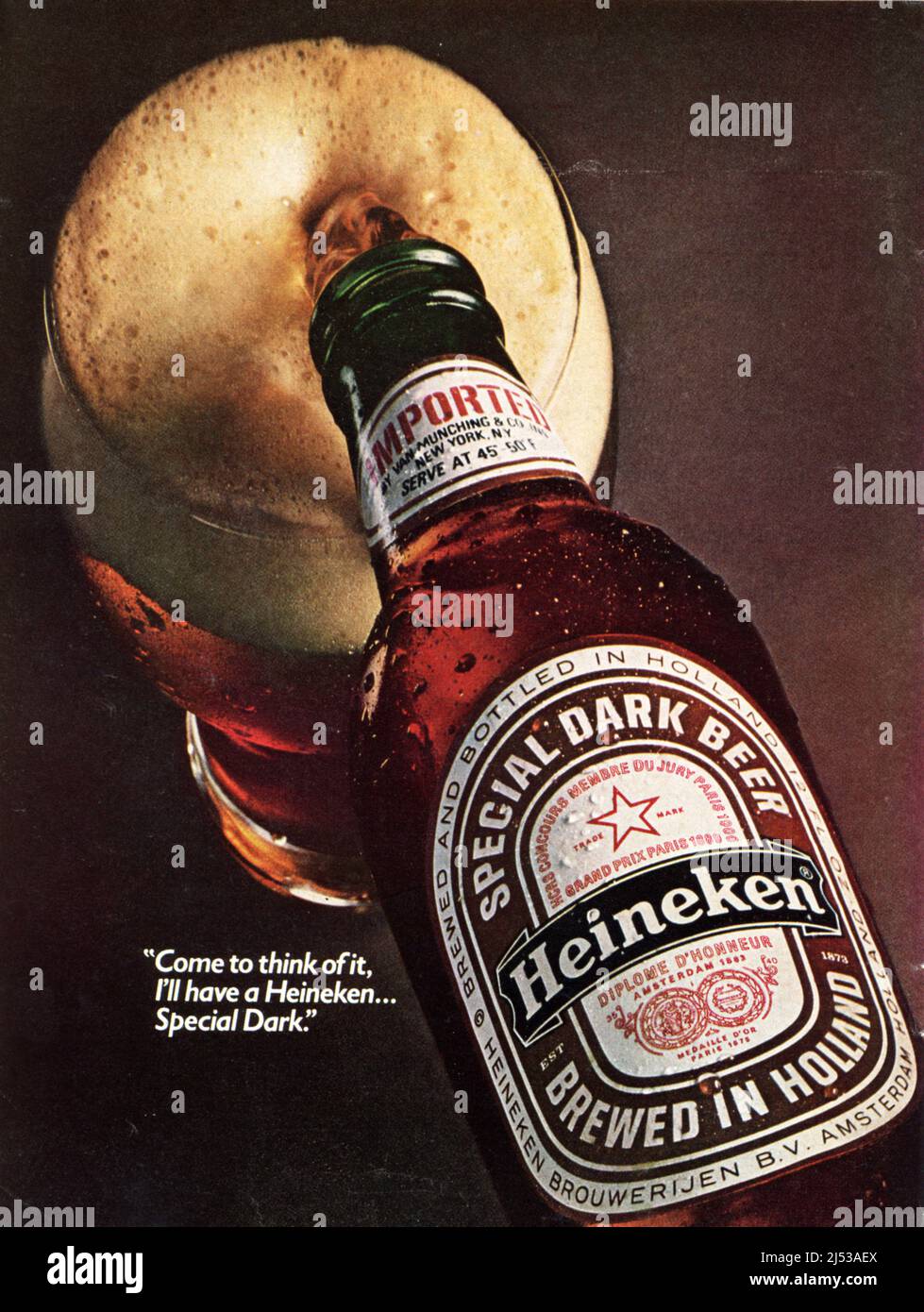 Vintage-Werbung für Heineken Bier der 1980er-Jahre Heineken-Flasche mit  Heineken-Werbung für das Magazin aus Glaspapier Stockfotografie - Alamy