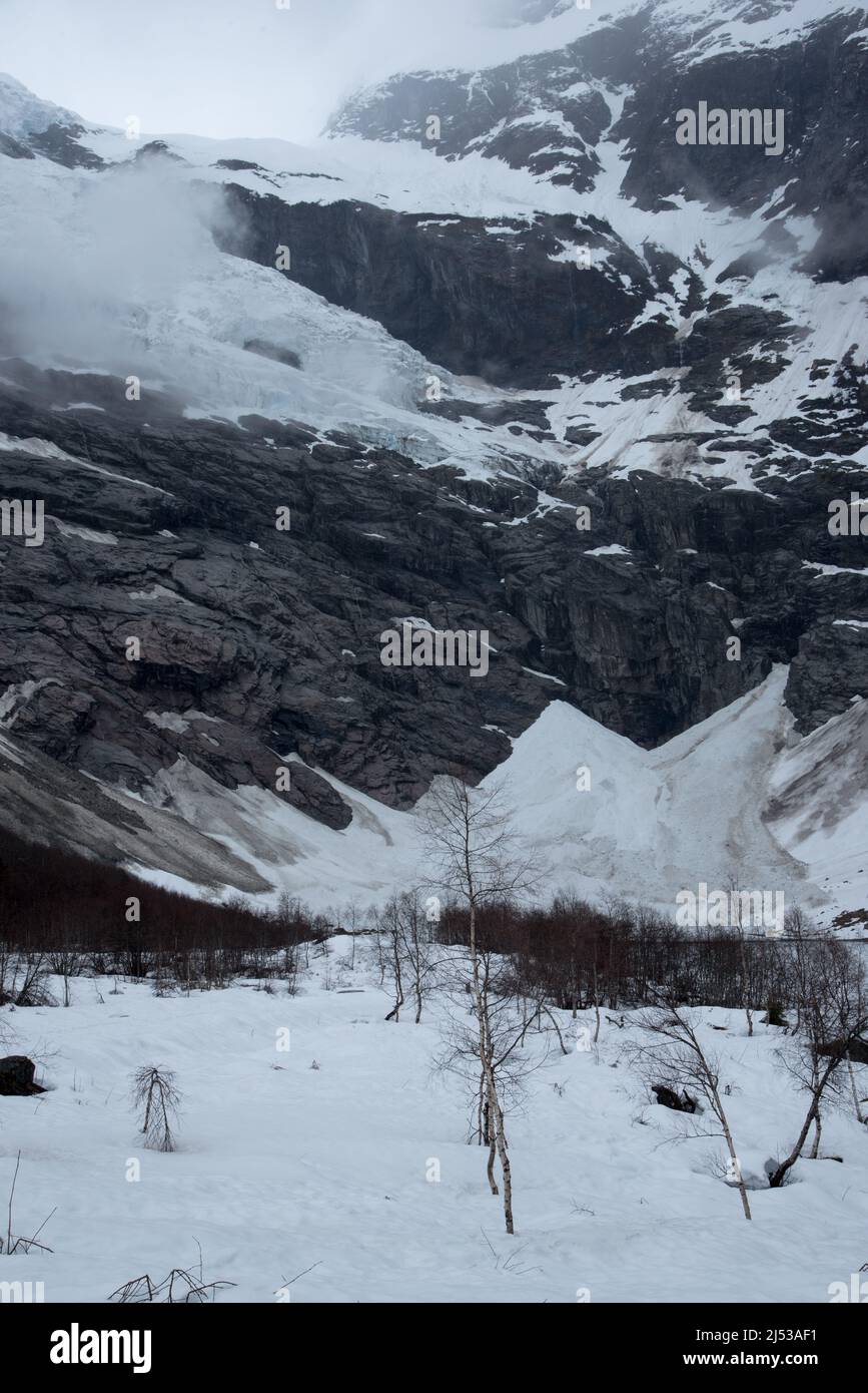 Bøyabreen ist ein Gletscherarm, der aus dem größten kontinentalen GletscherJostedalsbreen und dem Jostedalsbreen-Nationalpark in Norwegen abfliesst Stockfoto