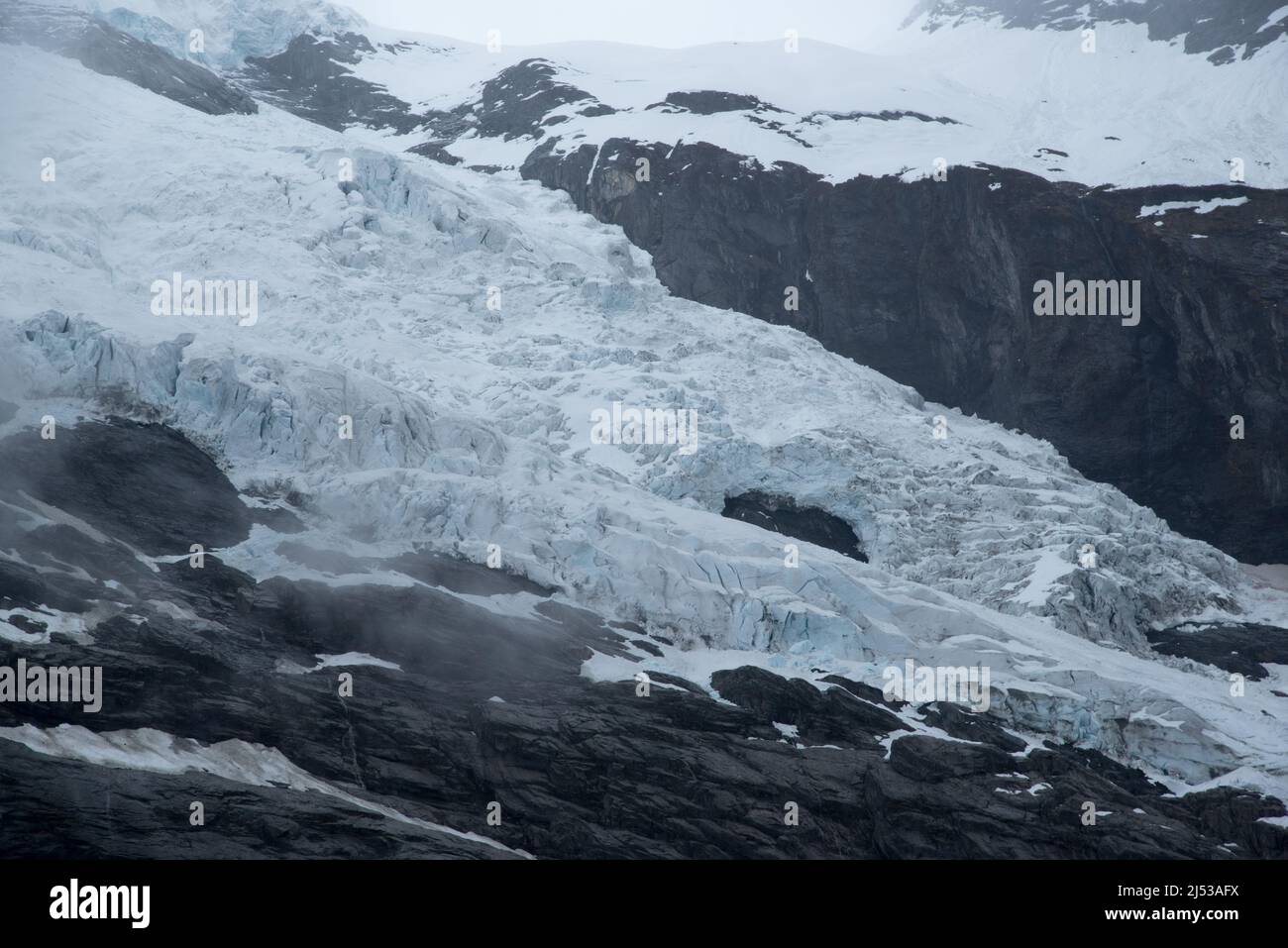 Bøyabreen ist ein Gletscherarm, der aus dem größten kontinentalen GletscherJostedalsbreen und dem Jostedalsbreen-Nationalpark in Norwegen abfliesst Stockfoto