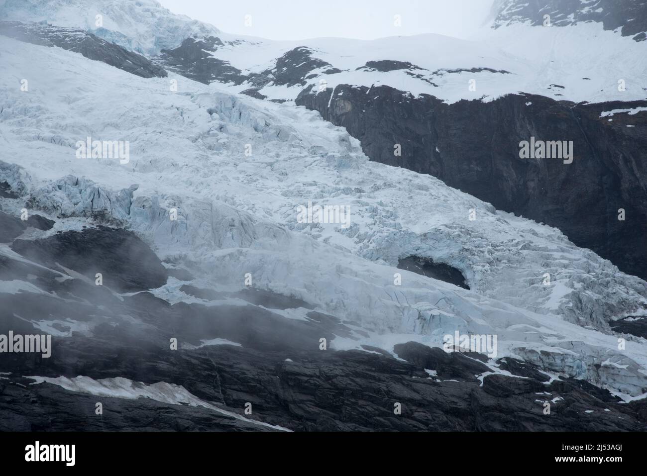 Bøyabreen ist ein Gletscherarm, der aus dem größten kontinentalen GletscherJostedalsbreen und dem Jostedalsbreen-Nationalpark in Norwegen abfliesst Stockfoto