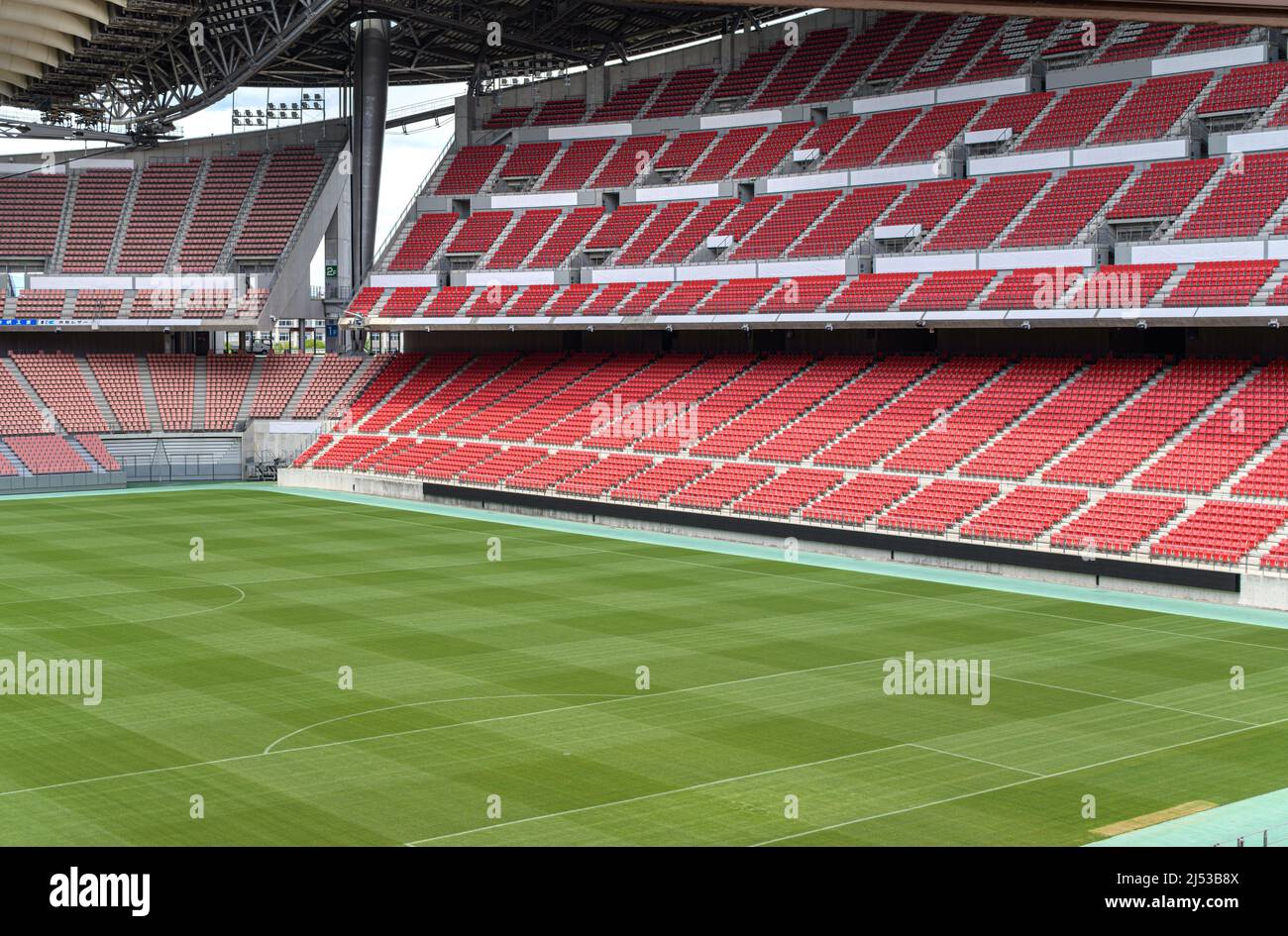 Leere Sitze und grünes Feld im Toyota-Stadion in Japan. Stockfoto