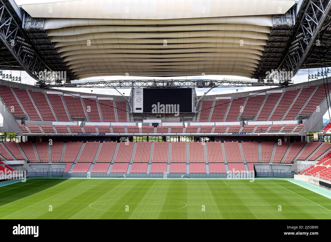 Weite Ansicht eines leeren Toyota-Stadions mit seinem kultigen Ziehharmonika-Klappdach. Stockfoto