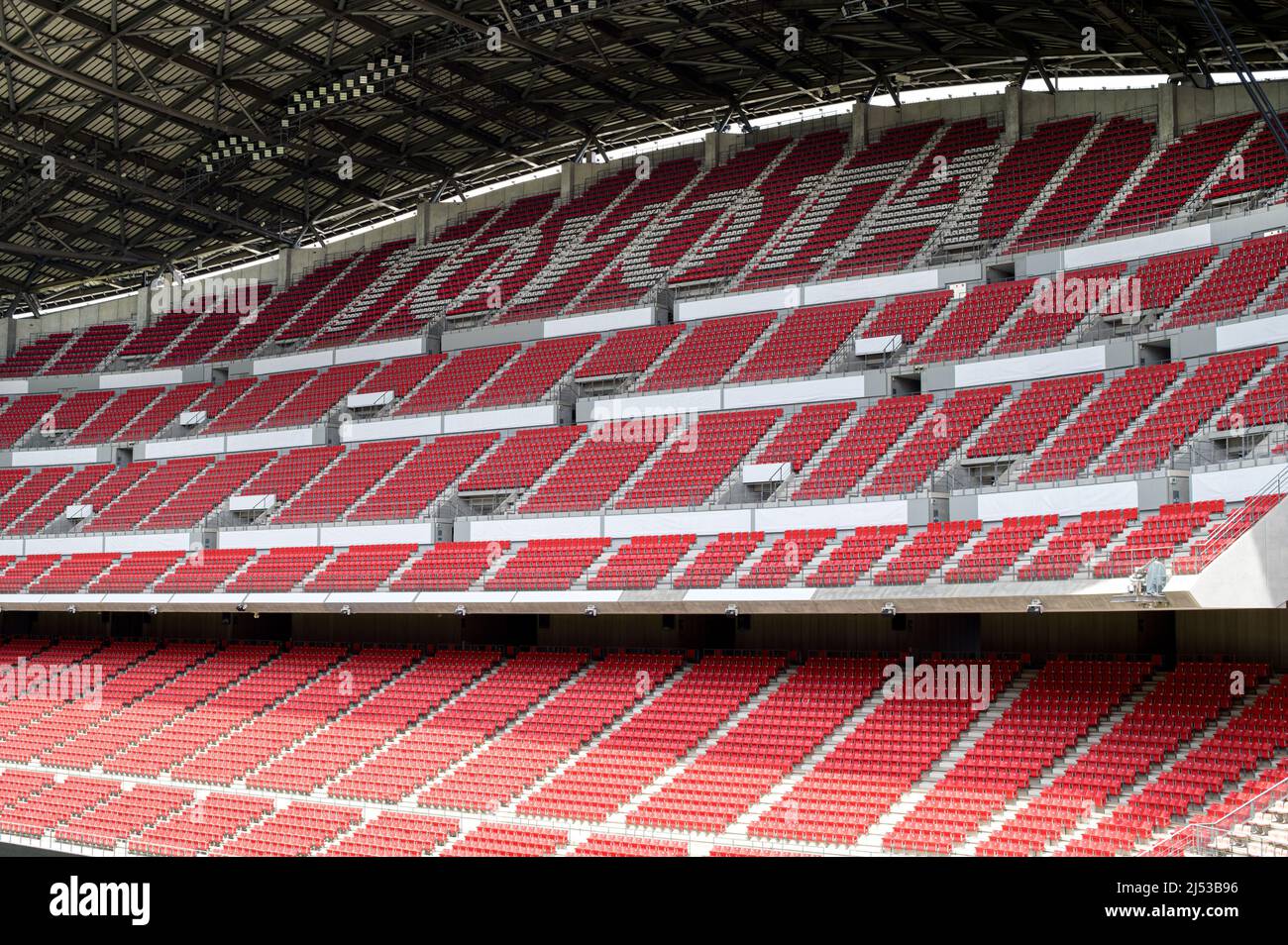 Reihen leerer roter Plastikstühle in einem Toyota-Sportstadion in Japan. Stockfoto