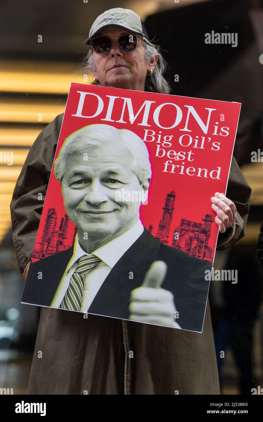 New York City, USA. 19. April 2022. Klimaaktivisten versammelten sich vor JP Morgan Chase & Company in Midtown Manhattan, New York City, NY, 19. April 2022. Aktivisten behaupten, dass Jamie Dimon, der CEO von JP Morgan Chase, der größte Geldgeber für fossile Brennstoffe sei. (Foto von Steve Sanchez/Sipa USA) Quelle: SIPA USA/Alamy Live News Stockfoto