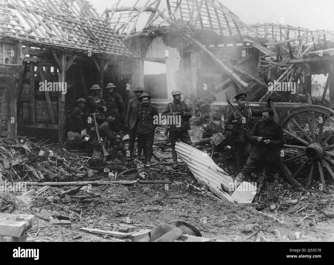 Partei britischer Truppen im zerstörten Dorf Brie, März 1917. Stockfoto