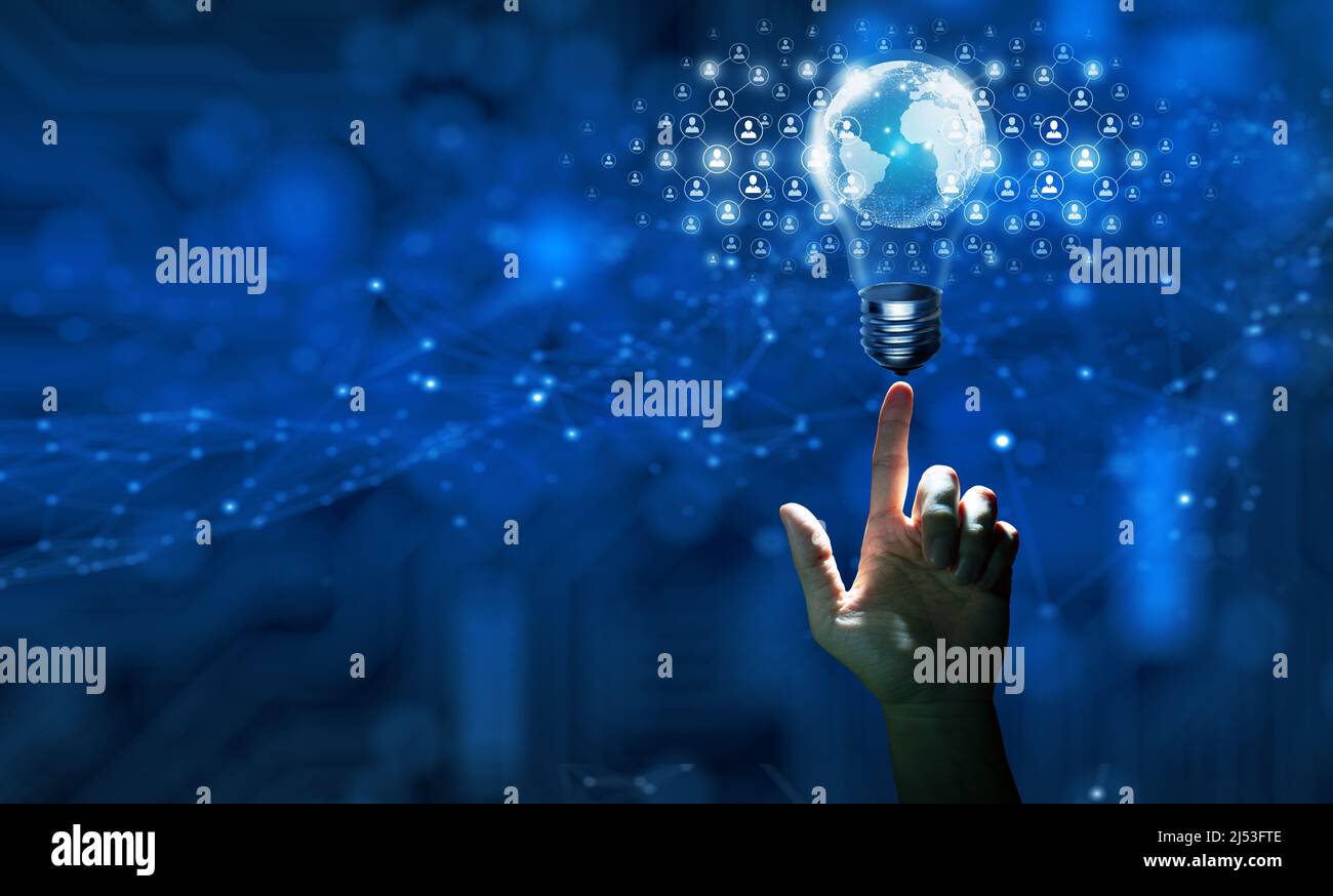 Hand halten Glühbirne globale Business-Technologie und Menschen Netzwerk Gemeinschaft. Ideenverbindung und Idee für eine effektive Vernetzung. Mixed Media concep Stockfoto