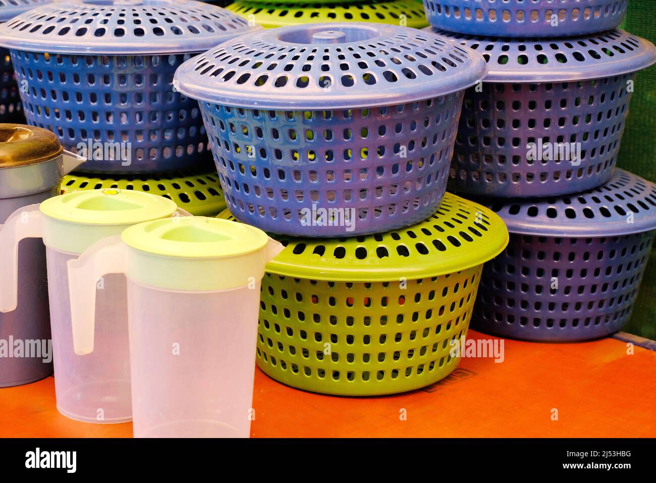 Kunststoffprodukte, Shop mit verschiedenen Haushaltswaren, recycelter Kunststoff zum Verkauf, viele Möglichkeiten. Stockfoto