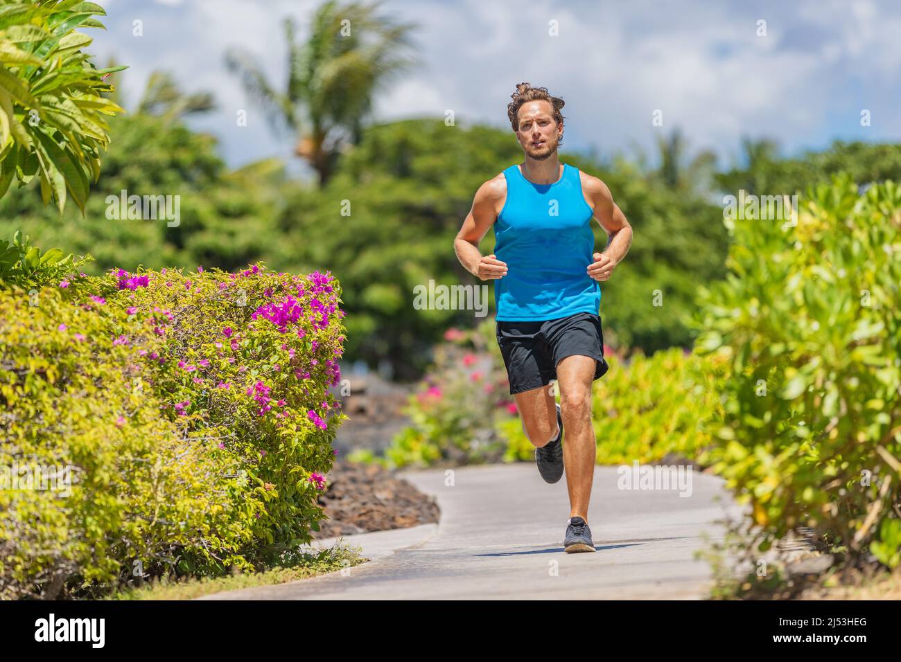 Fitness-Mann immer in Form Joggen draußen auf dem Bürgersteig Cardio-Training für die Gewichtsabnahme. Läufer laufen im Sommer aktiv Lifestyle Stockfoto